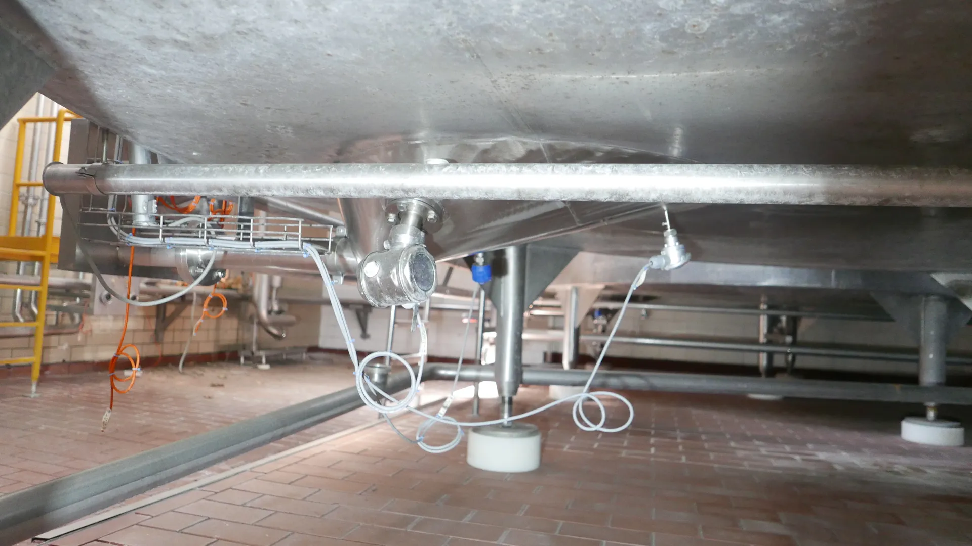 25-0142EUBA 40.000 Liter Rührwerkstank / Lagertank aus V2A isoliert