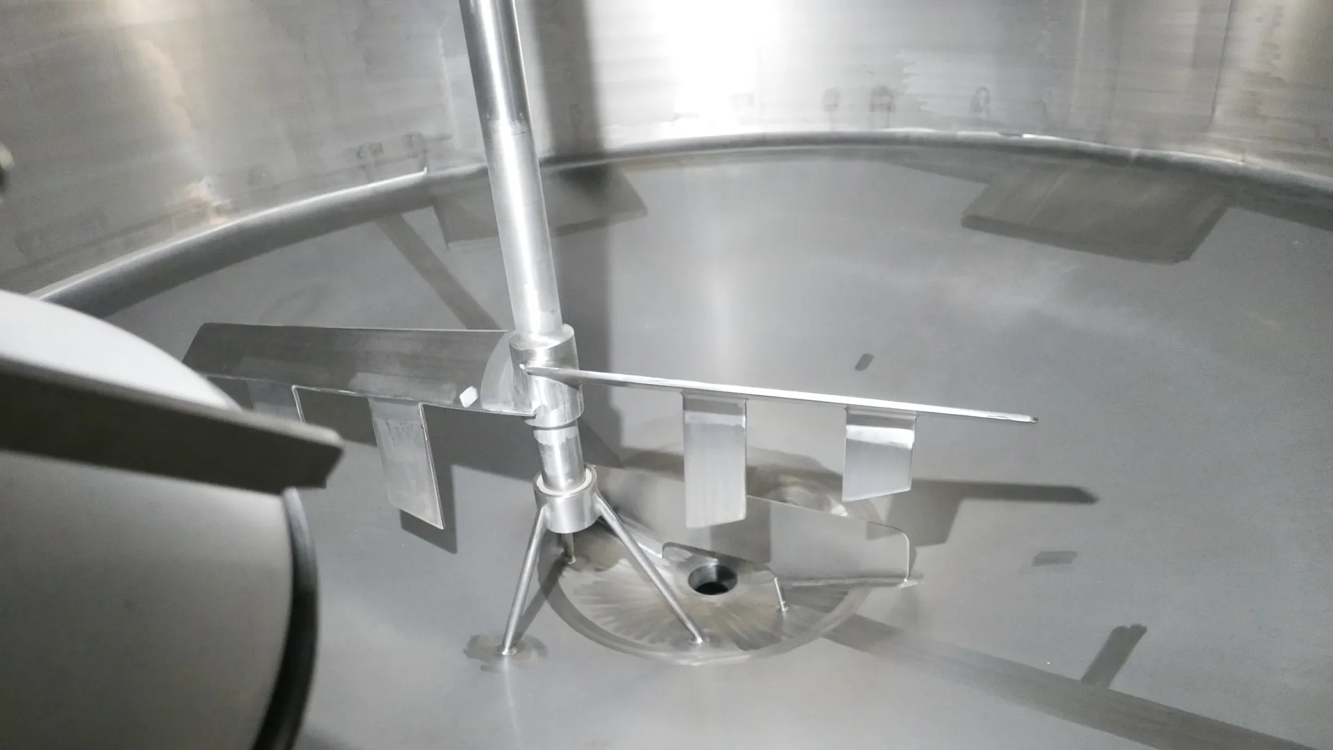 25-0145EUBA 35.000 Liter Rührwerkstank / Lagertank aus V2A isoliert
