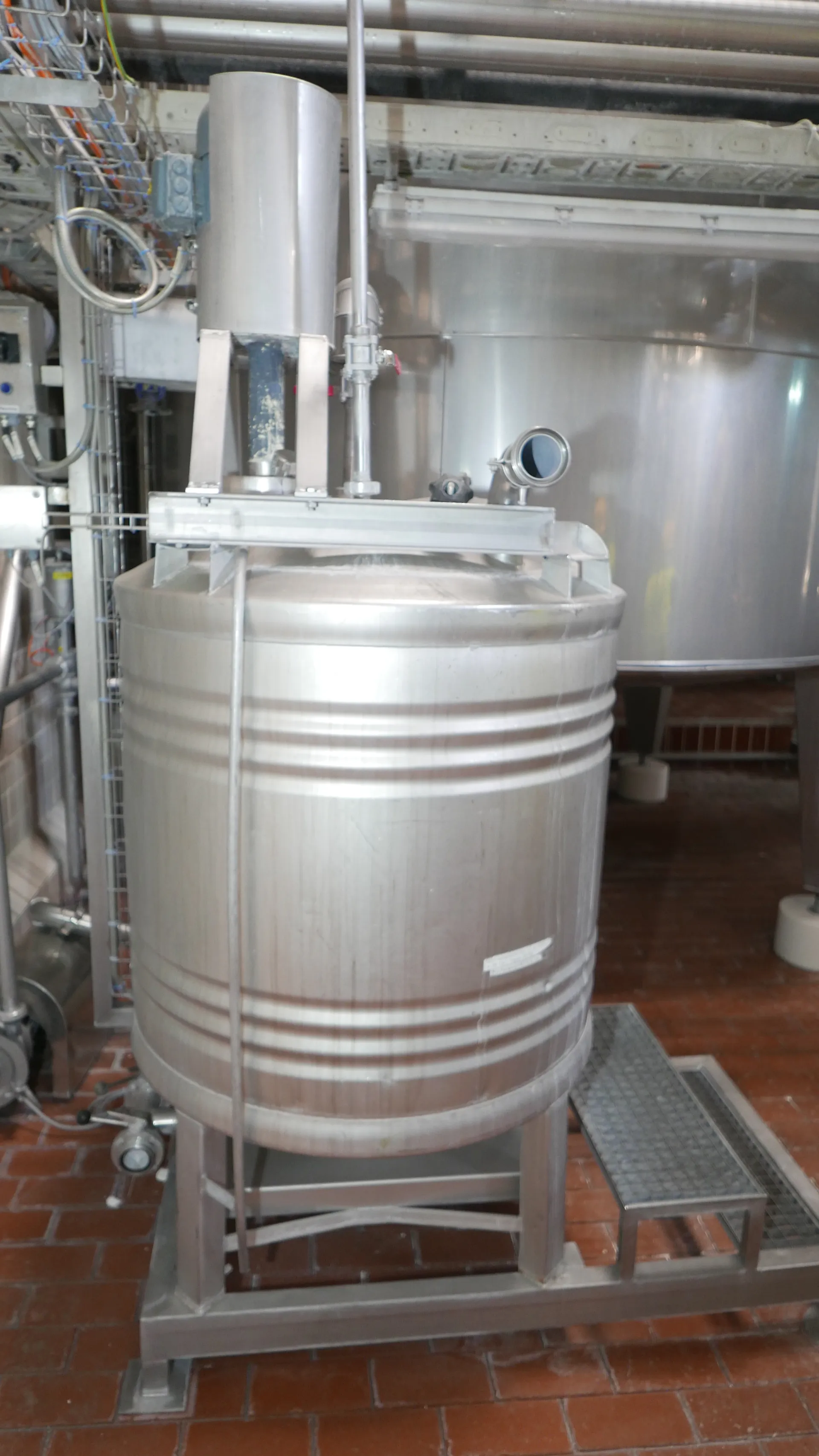 25-0147EUBA 800 Liter Reinigungsbehälter  aus V2A mit Zulauf für Dampfbeheizung 