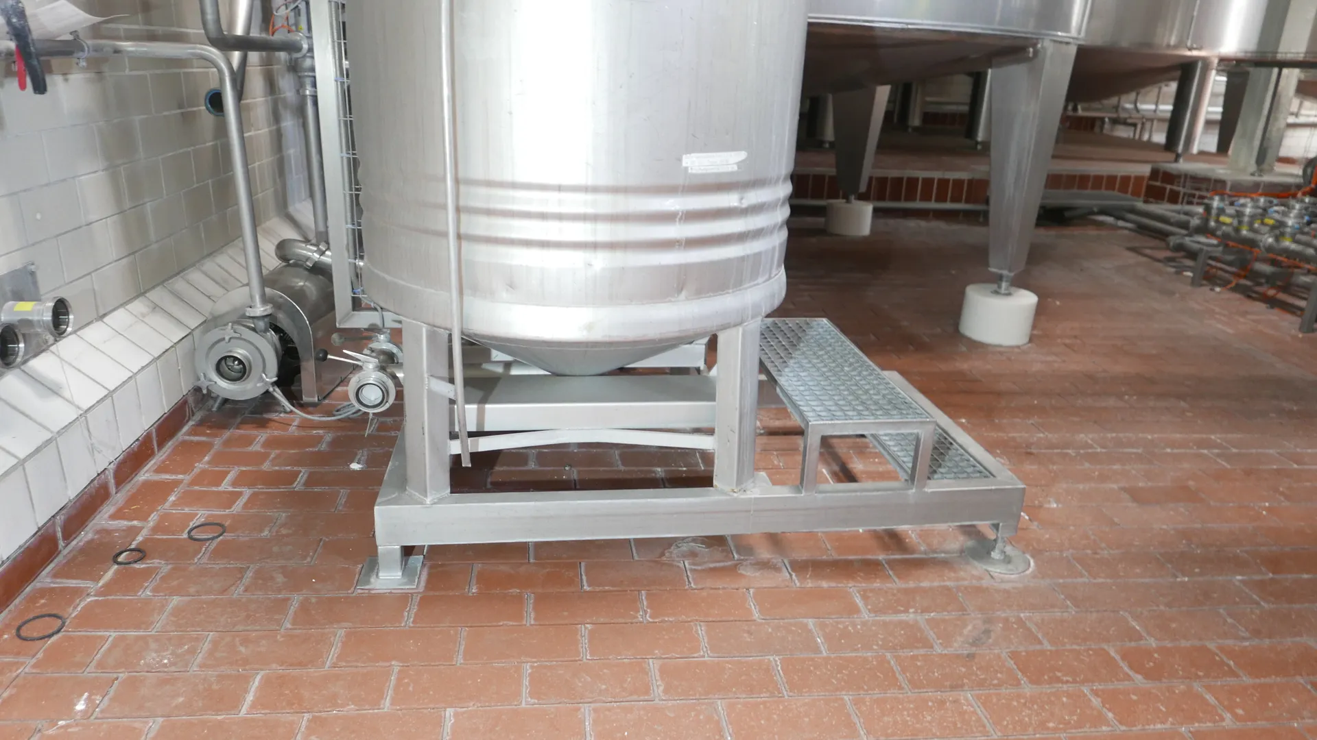 25-0147EUBA 800 Liter Reinigungsbehälter  aus V2A mit Zulauf für Dampfbeheizung 
