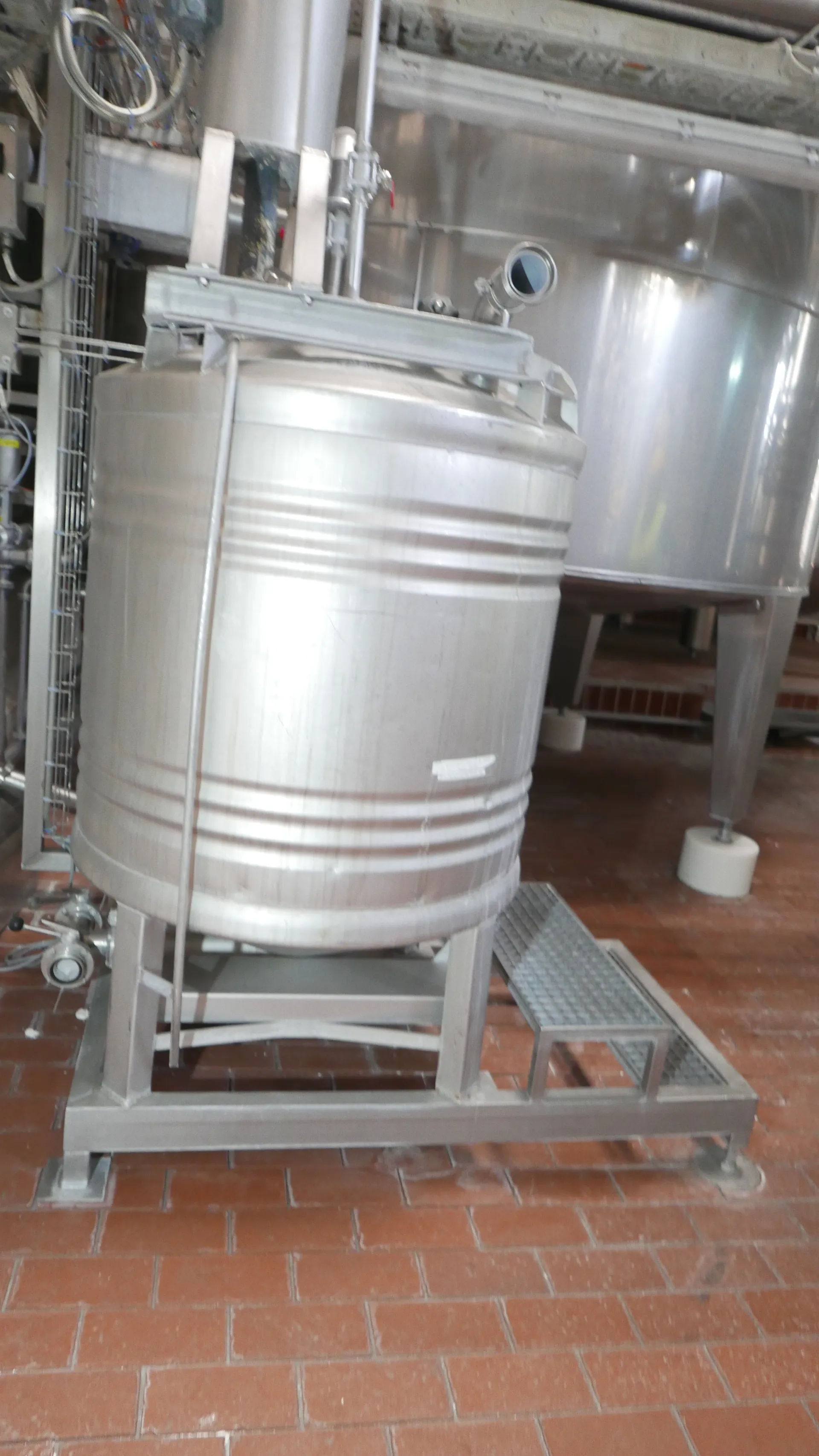 25-0147EUBA 800 Liter Reinigungsbehälter  aus V2A mit Zulauf für Dampfbeheizung 