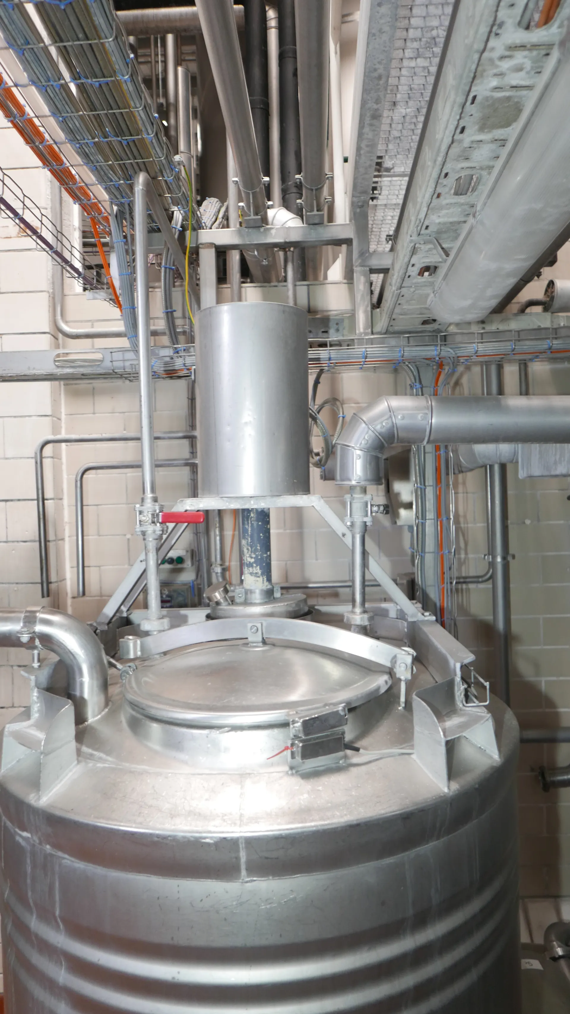25-0147EUBA 800 Liter Reinigungsbehälter  aus V2A mit Zulauf für Dampfbeheizung 