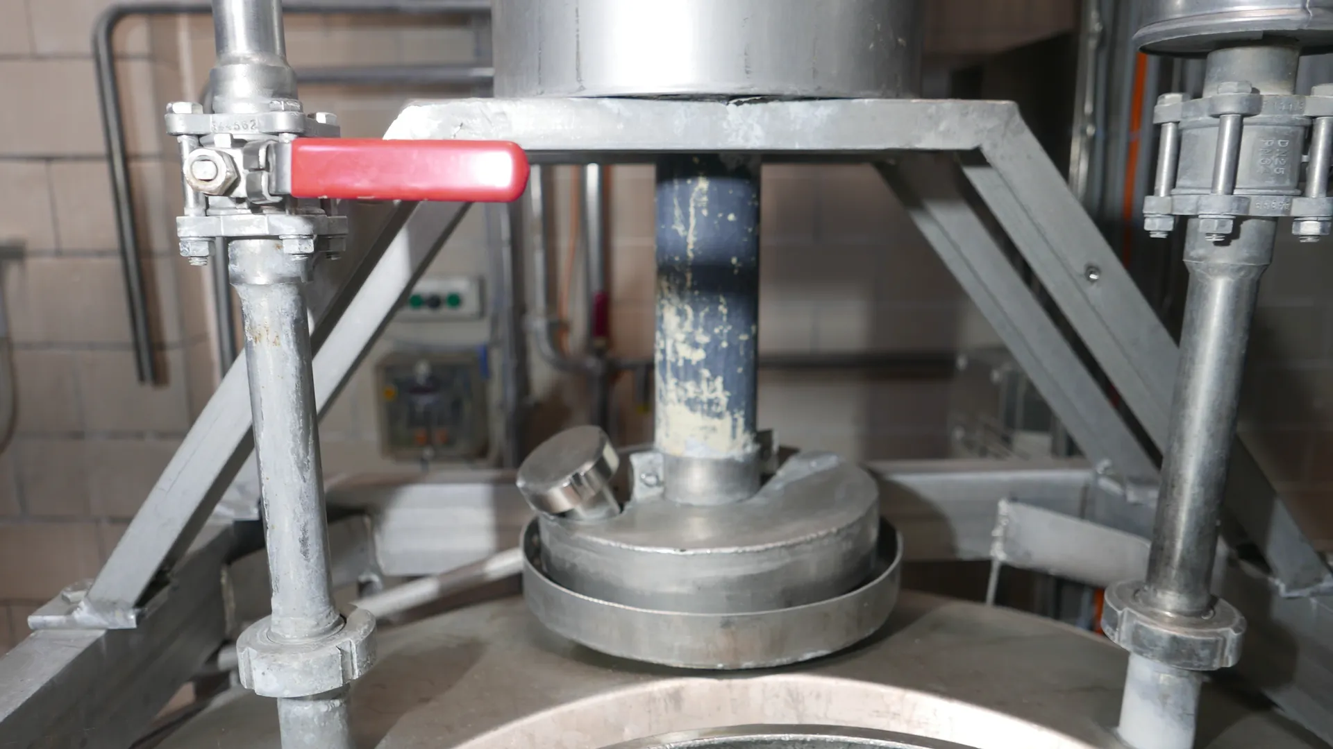 25-0147EUBA 800 Liter Reinigungsbehälter  aus V2A mit Zulauf für Dampfbeheizung 