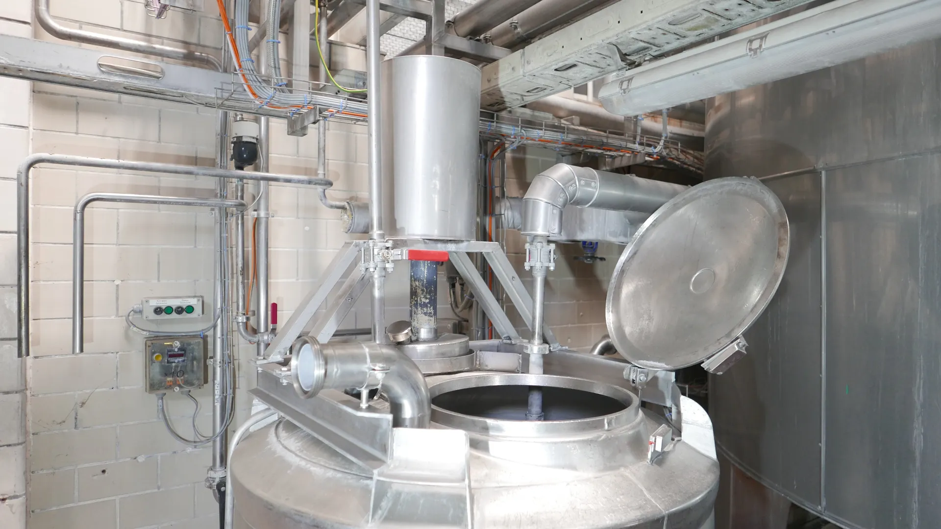 25-0147EUBA 800 Liter Reinigungsbehälter  aus V2A mit Zulauf für Dampfbeheizung 