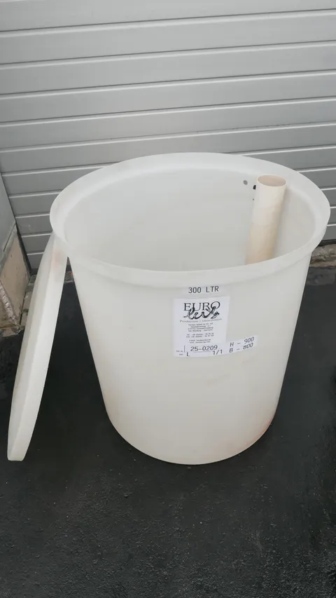25-0211 GFK Tank 300 Liter