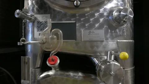 4.250 Liter Lagertank/ Weintank, kubisch mit Kühlmantel, Raumangepasst