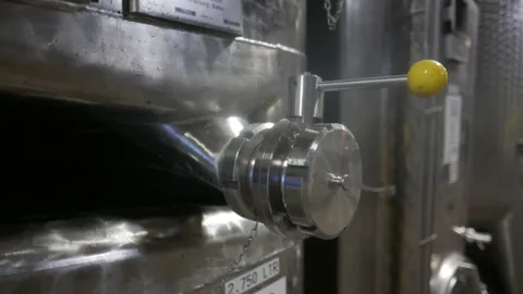 4.250 Liter Lagertank/ Weintank, kubisch mit Kühlmantel, Raumangepasst