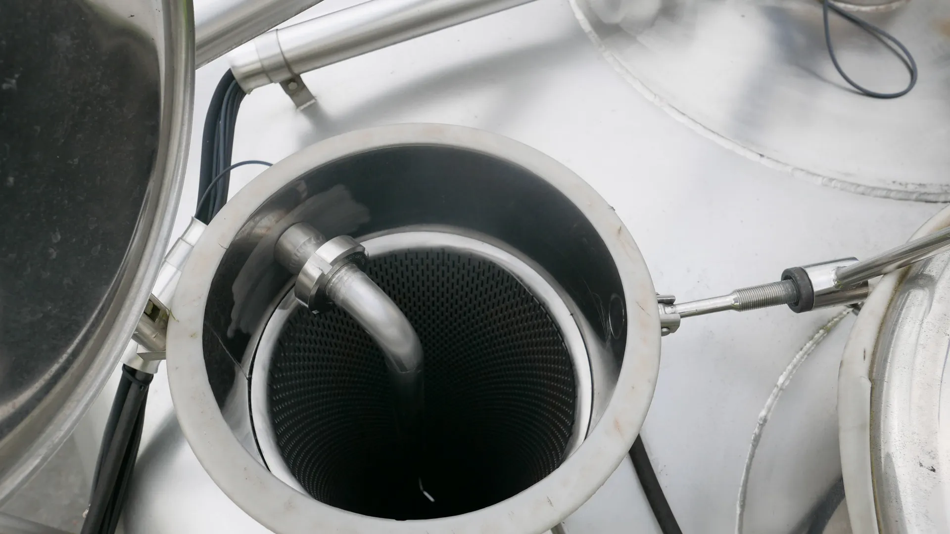 5.300 Liter Maischetaucher /Voll- Taucher RIEGER mit Überspüleinrichtung  und Siebzylinder mit Kühlmantel und Steuerung in V2A