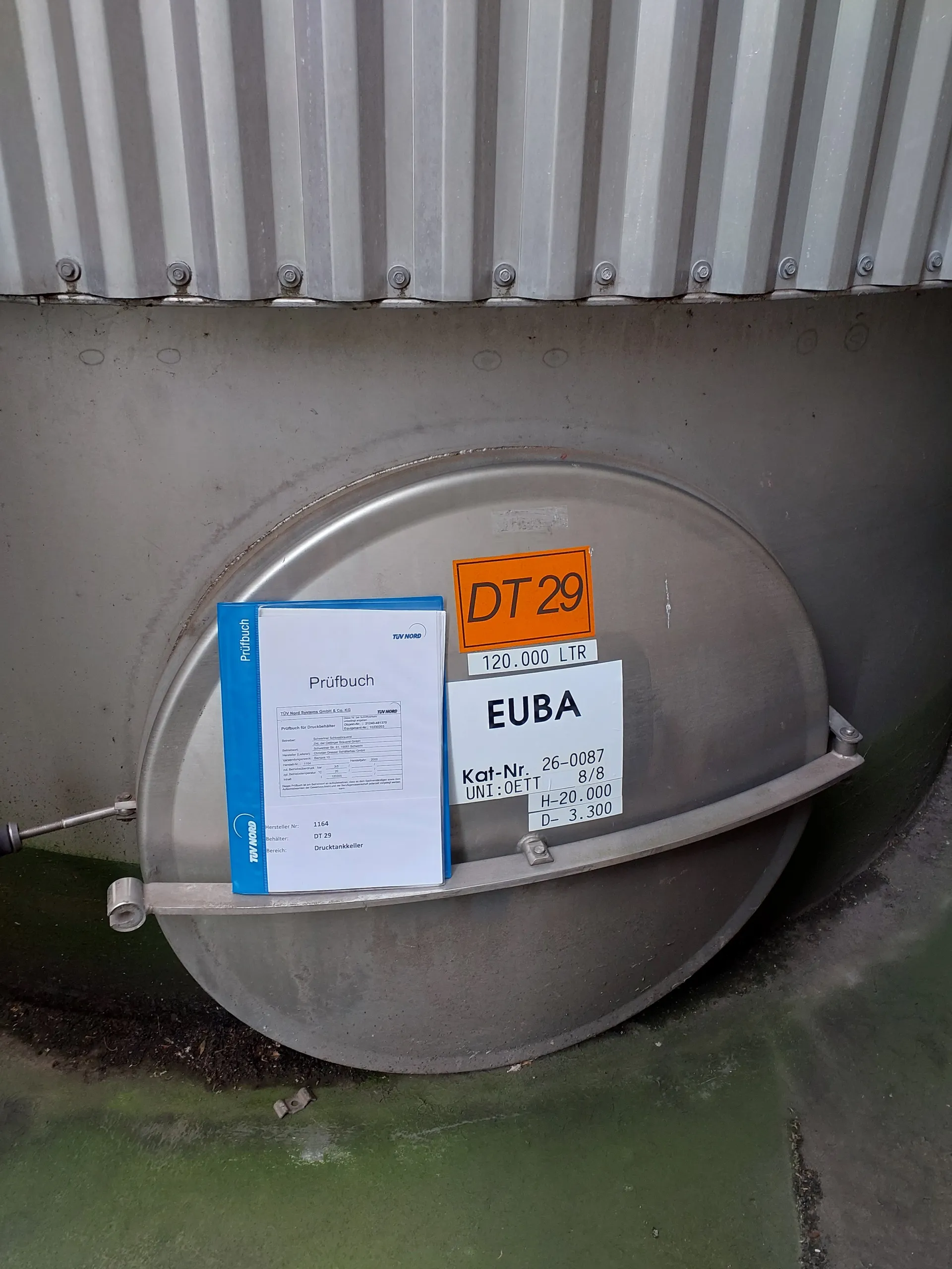 120.000 Liter Gresser 3 bar Drucktank isoliert