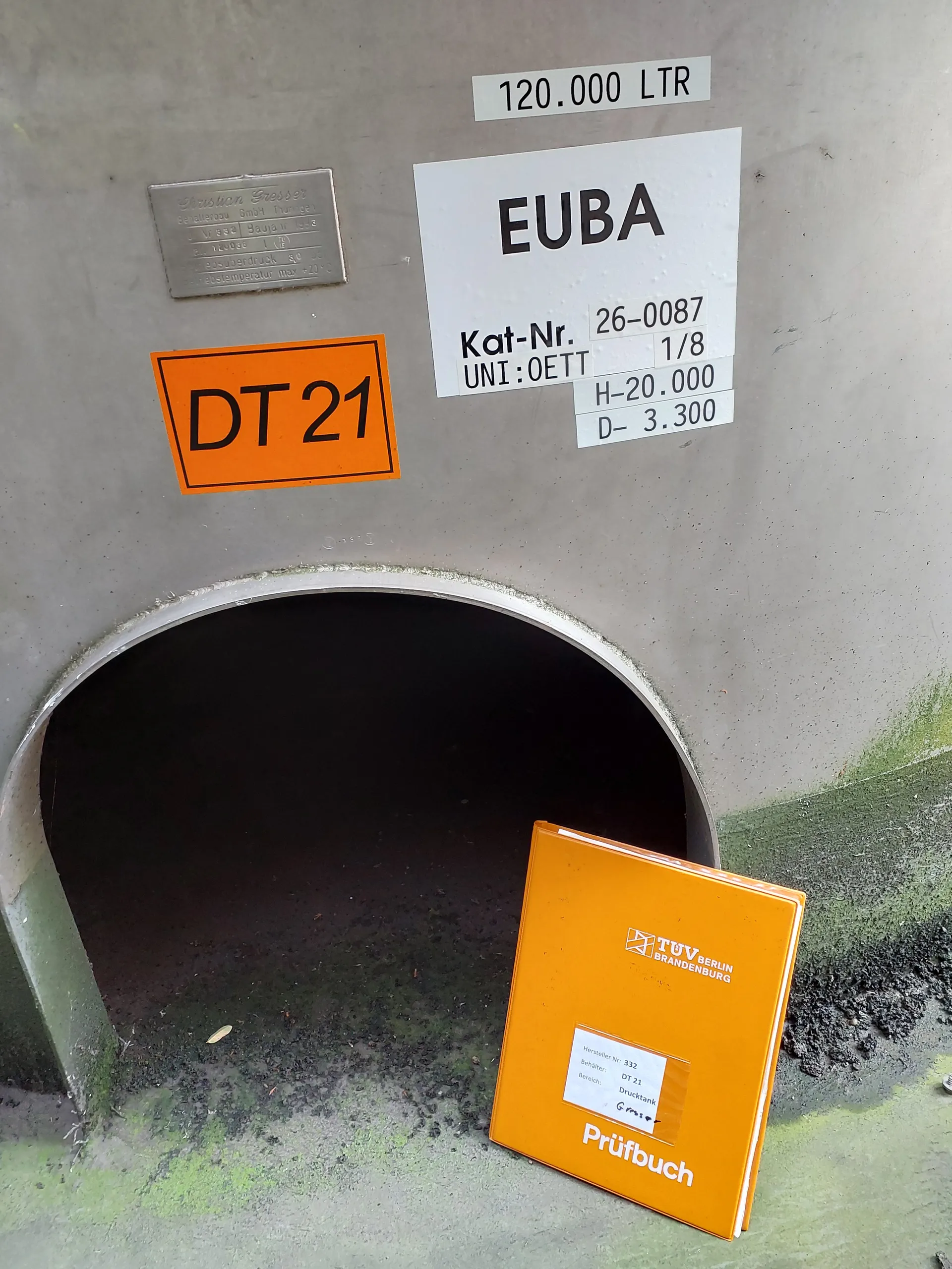 120.000 Liter Gresser 3 bar Drucktank isoliert
