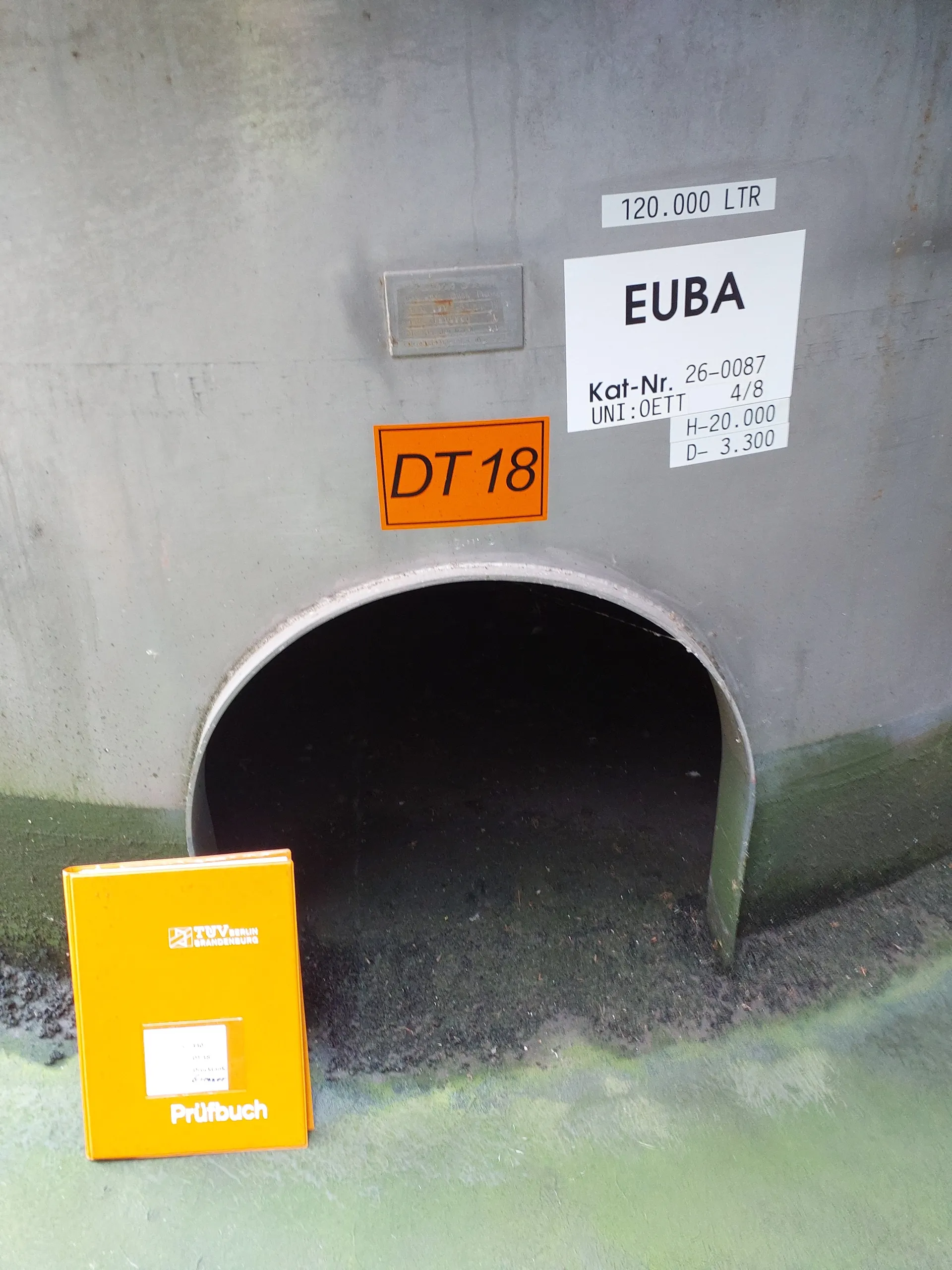 120.000 Liter Gresser 3 bar Drucktank isoliert