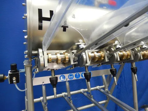 Halbautomatische Flaschenabfüllmaschine für 0,33 – 1 bzw. 2 L-Flaschen