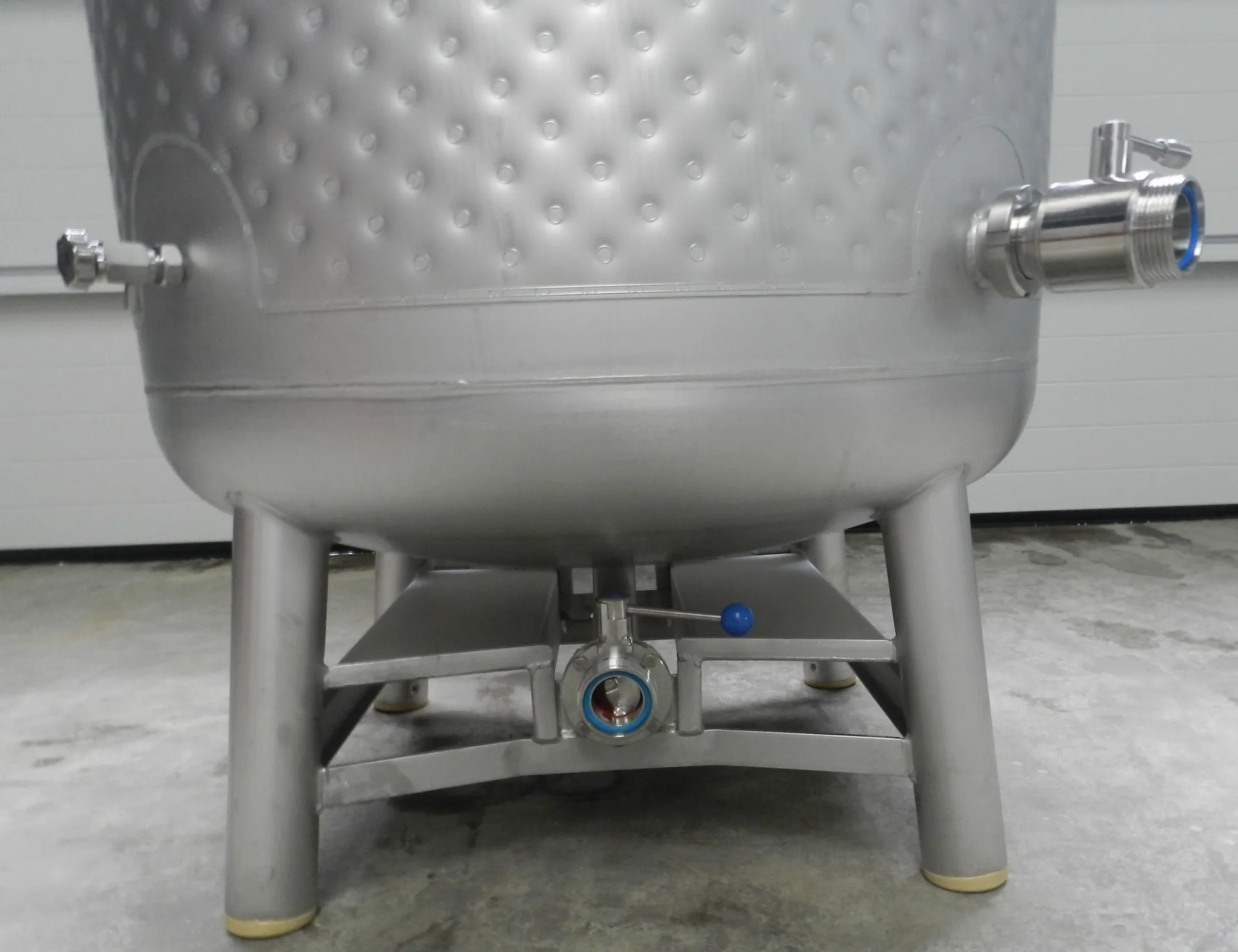 Sektdrucktank/ Lagertanks/ Drucktank 1125 Liter  mit Kühlmantel rund stehend aus V2A  +7,0 bar