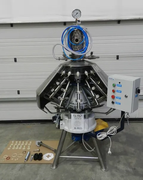 Druck-Füller XRB 16 für PET- Flaschen 12-stellig mit Dosierpumpe, Leistung: bis 650 Flaschen/h 