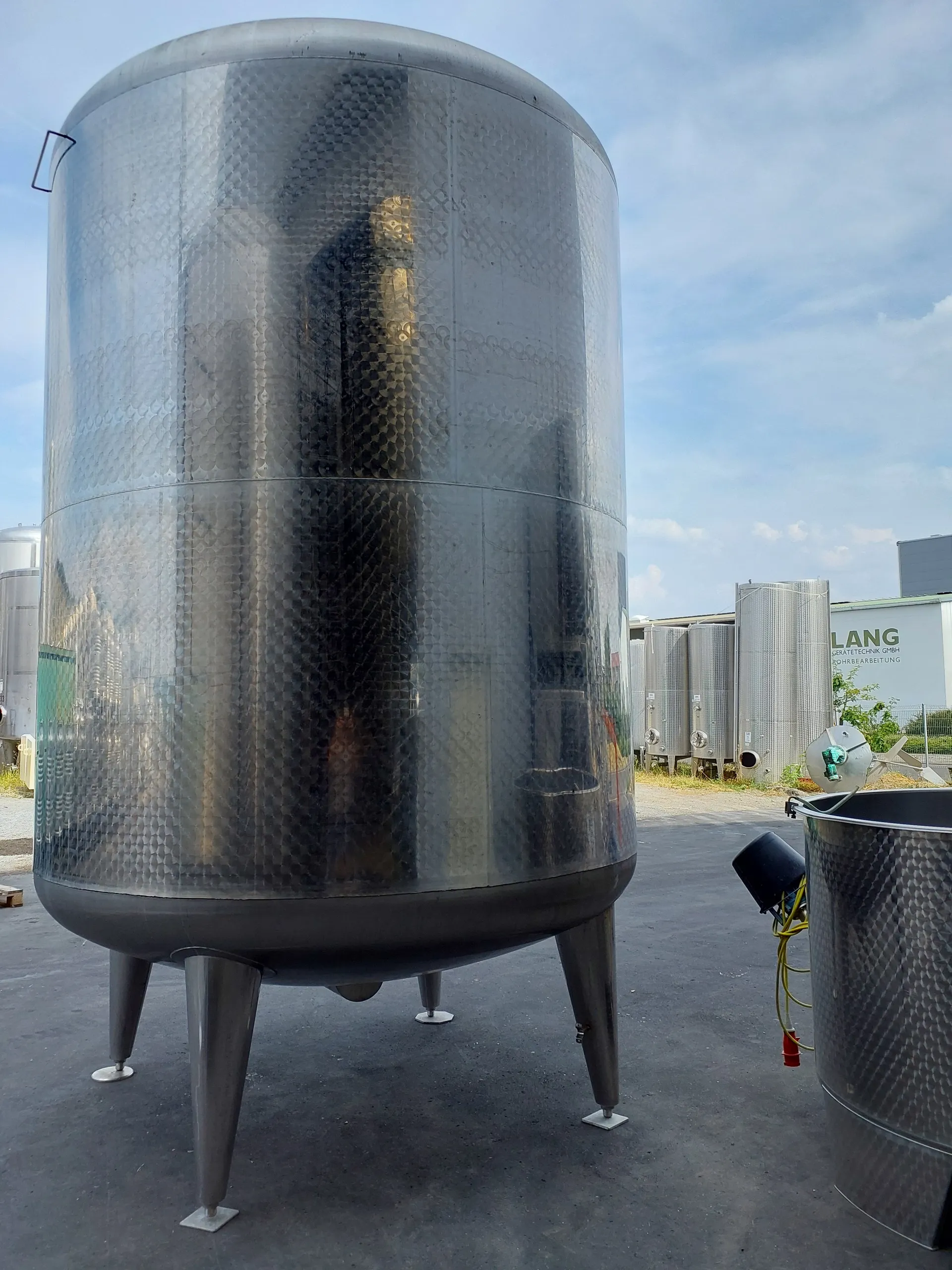 15.500 Liter Möschle Weintank, Lagertank mit Kühlmantel isoliert mit Rührwerk