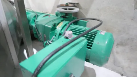 Exzenterschneckenpumpe NETZSCH mit Trichter und Gestell
