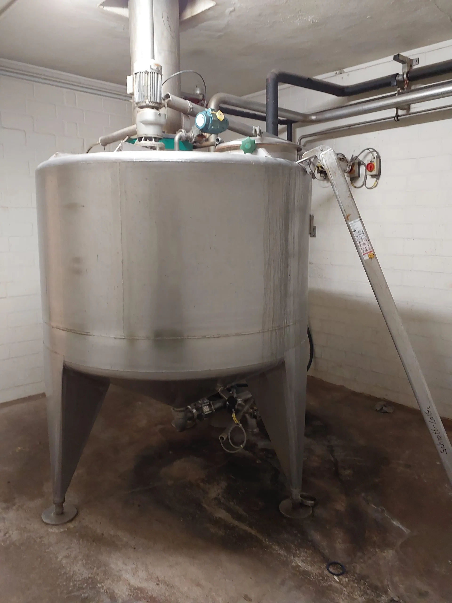 1.650 Liter  Jorns Lagertank mit Rührwerk