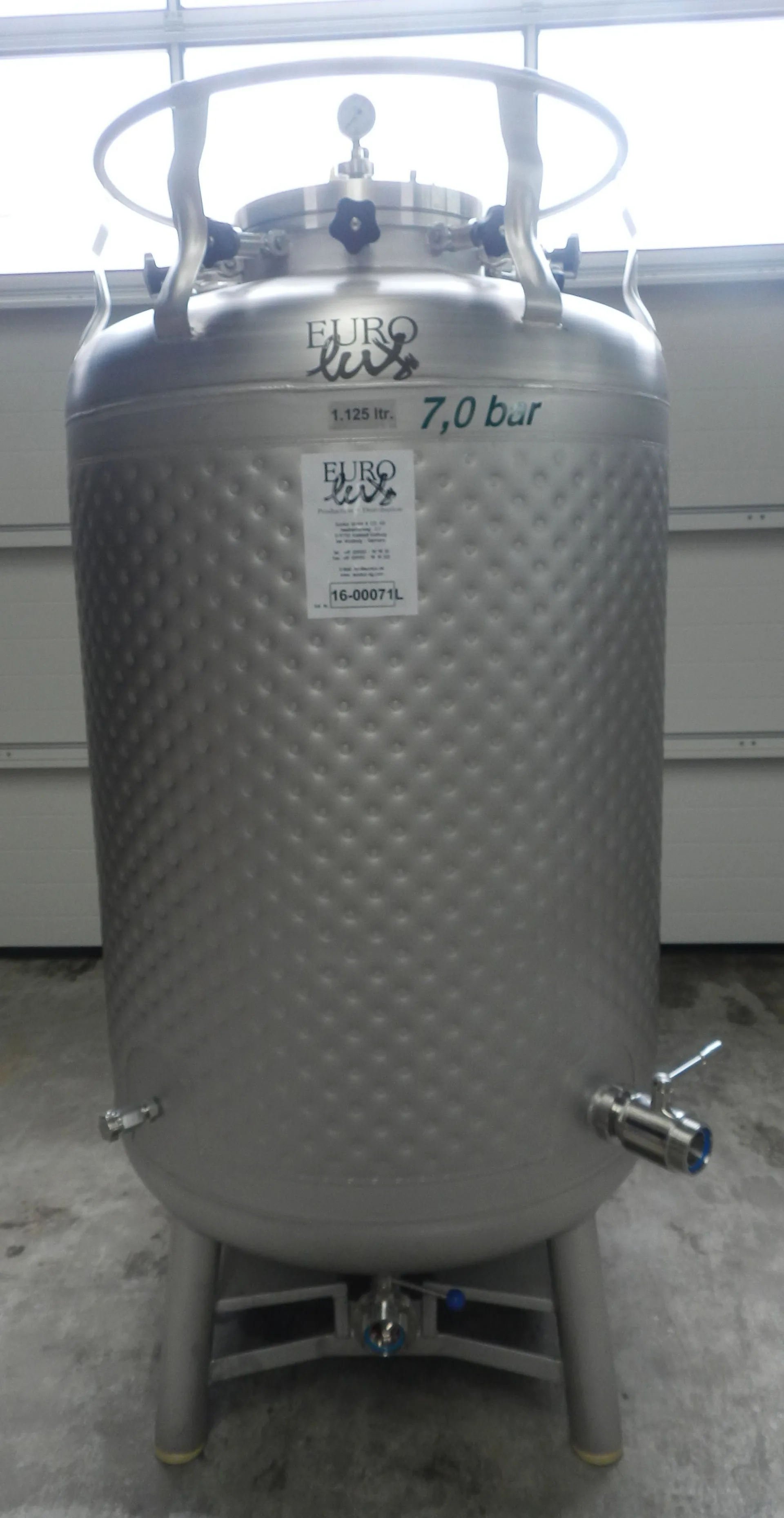 Sektdrucktank/ Lagertanks/ Drucktank 1125 Liter  mit Kühlmantel rund stehend aus V2A  +7,0 bar