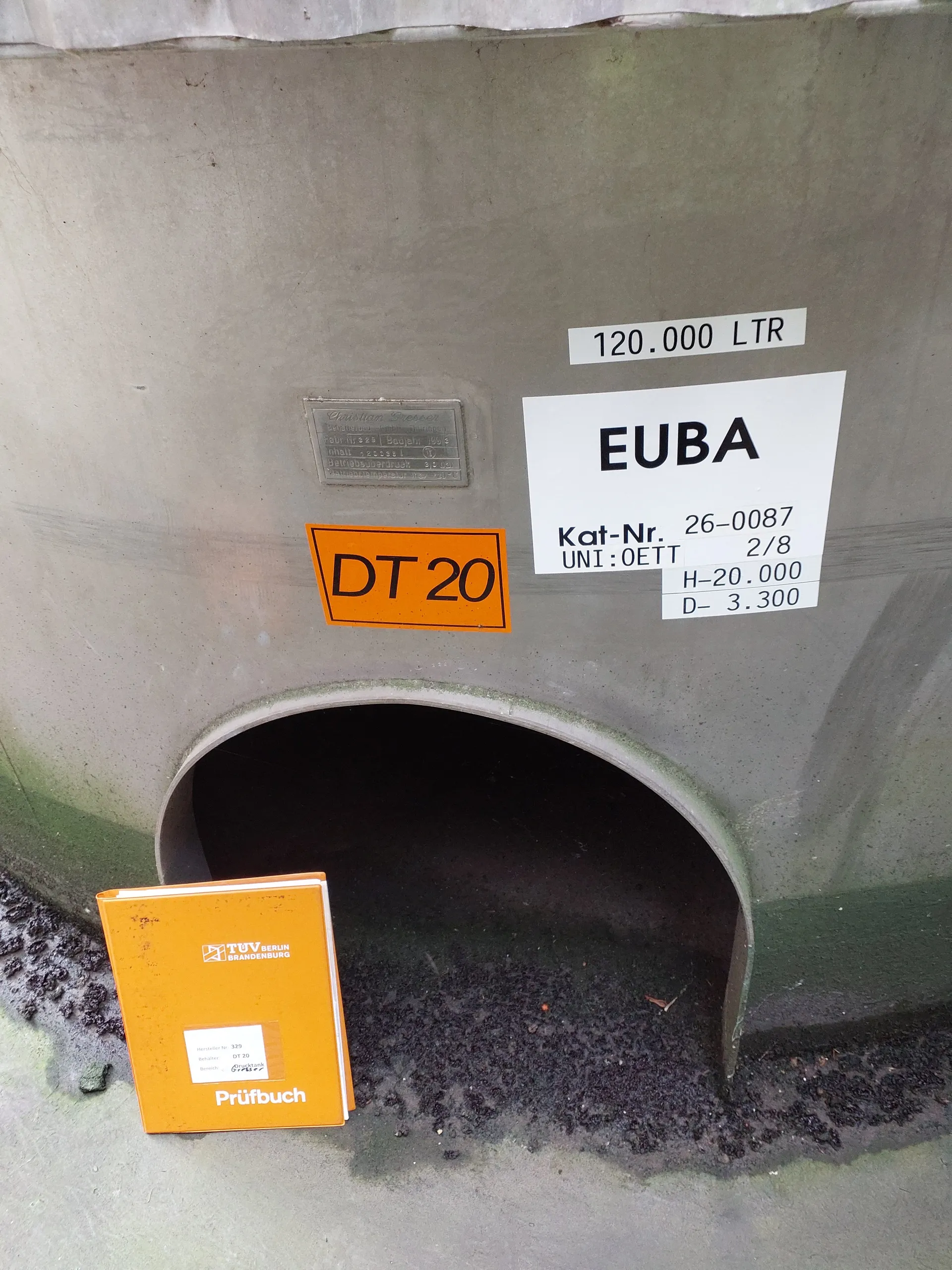 120.000 Liter Gresser 3 bar Drucktank isoliert