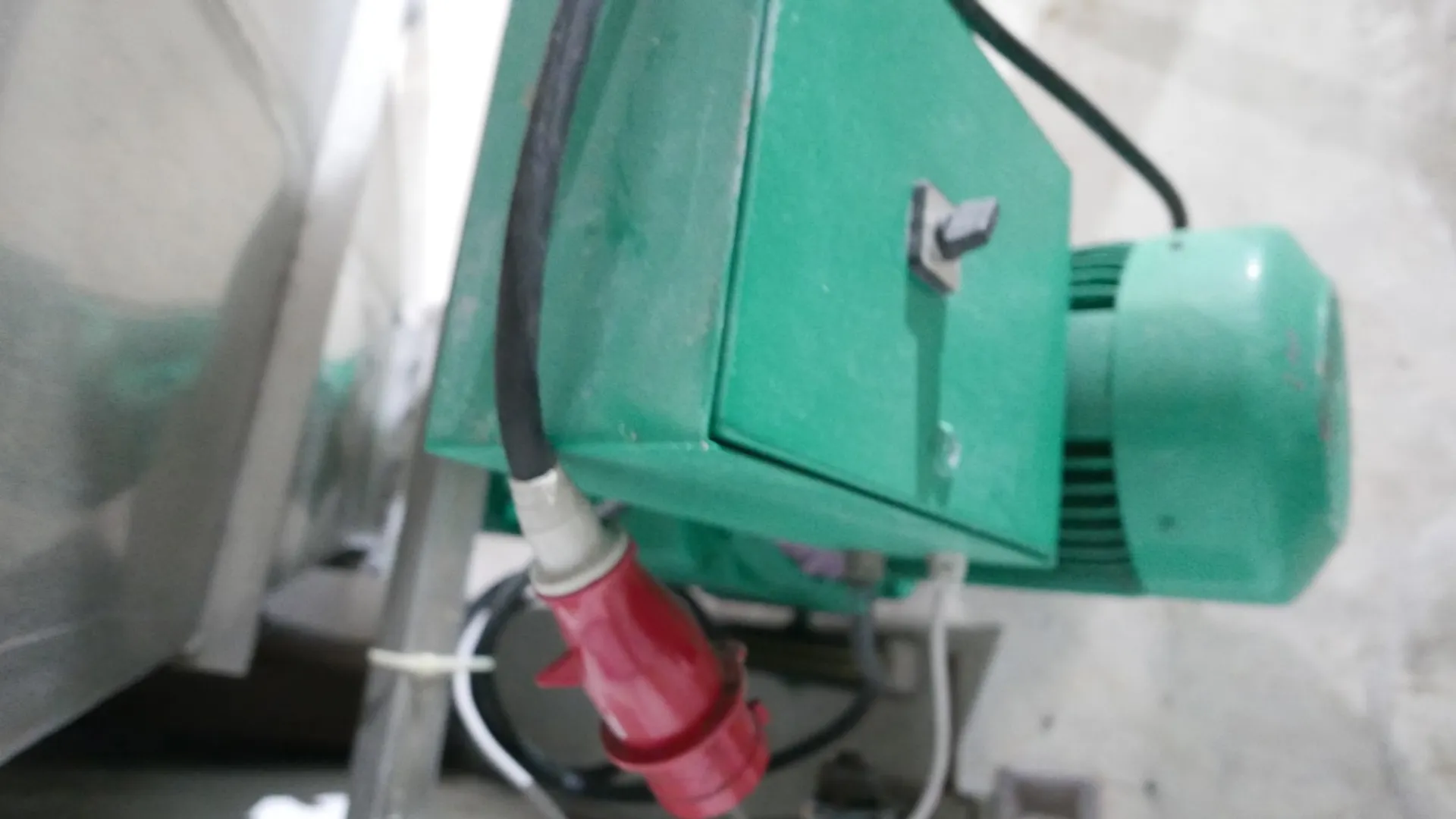Exzenterschneckenpumpe NETZSCH mit Trichter und Gestell