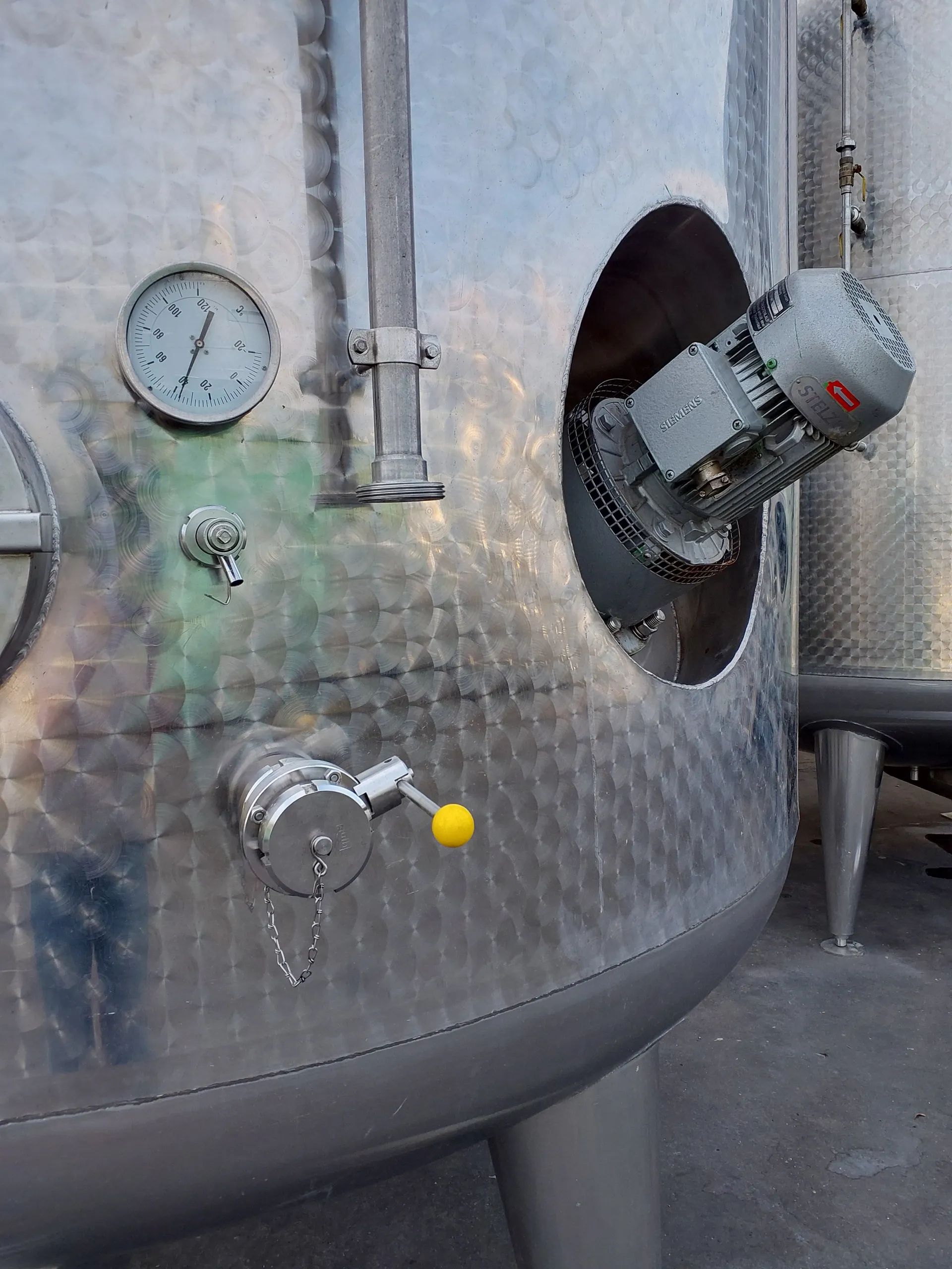 15.500 Liter Möschle Weintank, Lagertank mit Kühlmantel isoliert mit Rührwerk