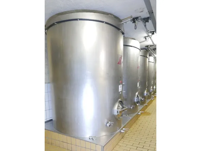 6.800 Liter Lagertank, Weintank rund mit Flachboden mit 3% Schräge, Ecken und Kanten schön gerundet 