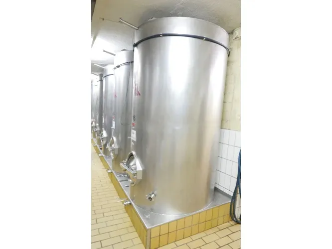 3.900 Liter Lagertank, Weintank rund mit Flachboden mit 3% Schräge, Ecken und Kanten schön gerundet 