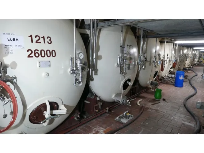 25.000 Liter KÖNIG & GÜNTHER Lagertank / Sektdrucktank / Drucktank / 8 bar, mit Rührwerkspropeller, liegend, rund, aus Stahl