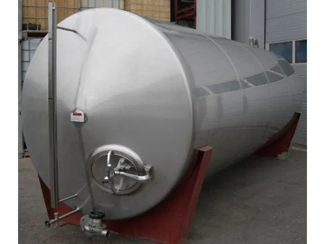 Lagertanks aus V2A  rund liegend auf Lagerschalen  Inhalt: 5.000 Liter 